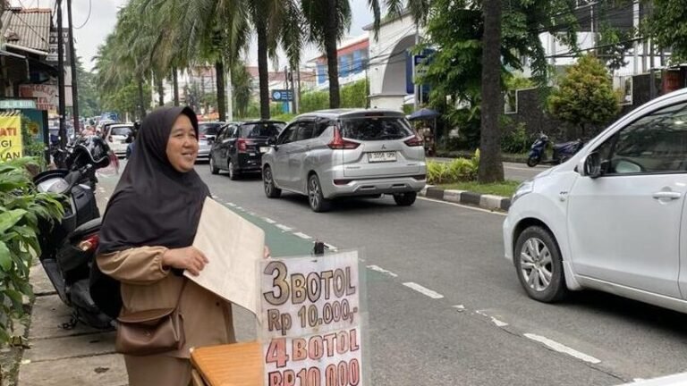 Omzet Fantastis Pedagang Tikar Musiman di Kepadatan Ragunan