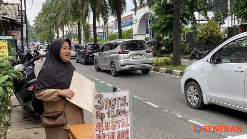 Omzet Fantastis Pedagang Tikar Musiman di Kepadatan Ragunan