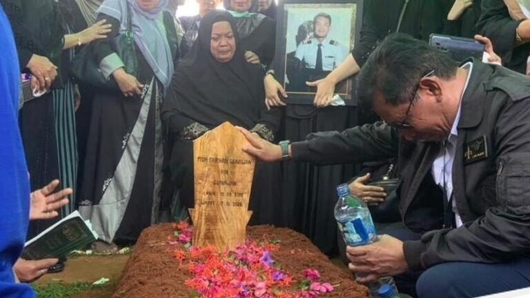Prosesi Pemakaman Kopilot Farhan Gunawan Diwarnai Duka Mendalam di Gowa