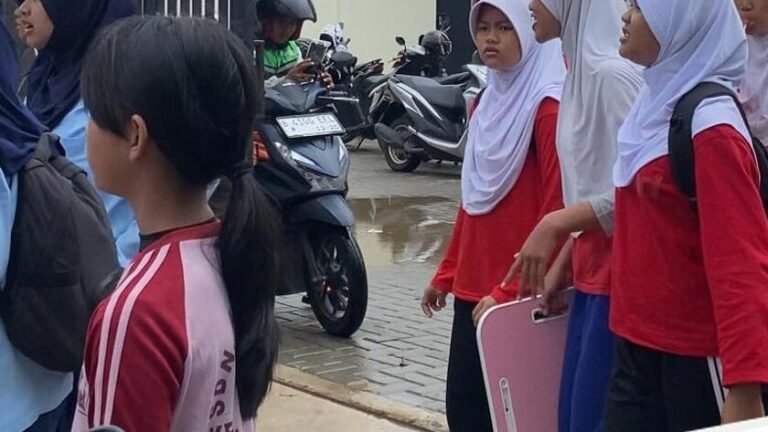 SMPN Depok: Renovasi Rp 28 Miliar, Siswa Justru Bawa Meja Sendiri