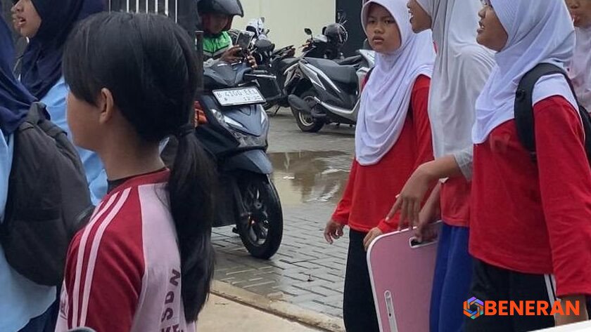 SMPN Depok: Renovasi Rp 28 Miliar, Siswa Justru Bawa Meja Sendiri