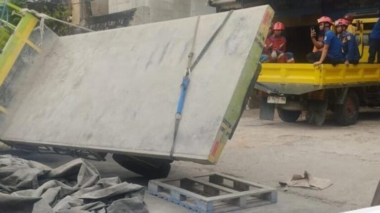 Truk Material Terguling di Mampang Lumpuhkan Arus Lalu Lintas