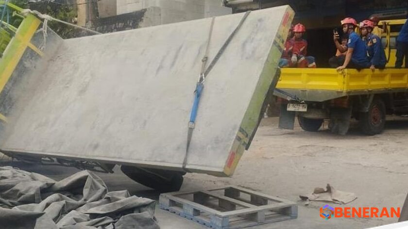 Truk Material Terguling di Mampang Lumpuhkan Arus Lalu Lintas