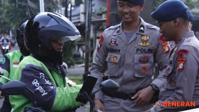 Brimob Polda Metro Jaya Berbagi Takjil, Eratkan Silaturahmi di Bulan Ramadan