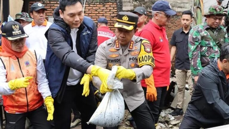 Sinergi Tiga Pilar Bersihkan Kali Mookervart di Jakarta Barat