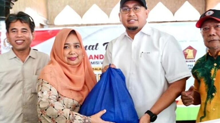 Update: Andre Rosiade Bagikan Sembako di Perumnas Indarung, Warga Sampaikan Harapan