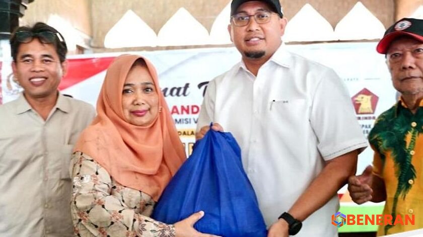 Update: Andre Rosiade Bagikan Sembako di Perumnas Indarung, Warga Sampaikan Harapan