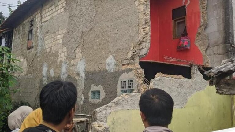 Bogor Diterjang Hujan Badai, Tiga Rumah Alami Kerusakan Serius