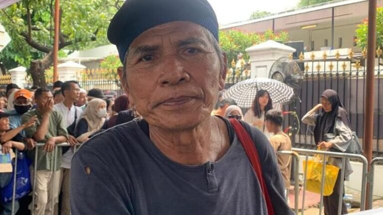 Harapan di Balik Antrean Panjang: Kisah Lansia Depok di Open House Istana