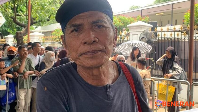 Harapan di Balik Antrean Panjang: Kisah Lansia Depok di Open House Istana