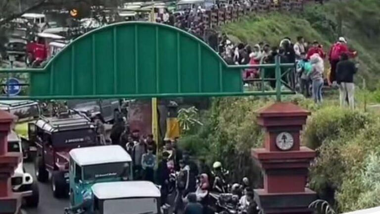 Lonjakan Wisatawan Lebaran 2026 Penuhi Gunung Bromo