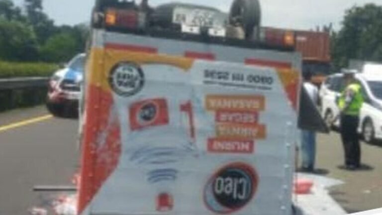 Truk Air Mineral Terguling di Tol Jagorawi: Ban Pecah Picu Kemacetan