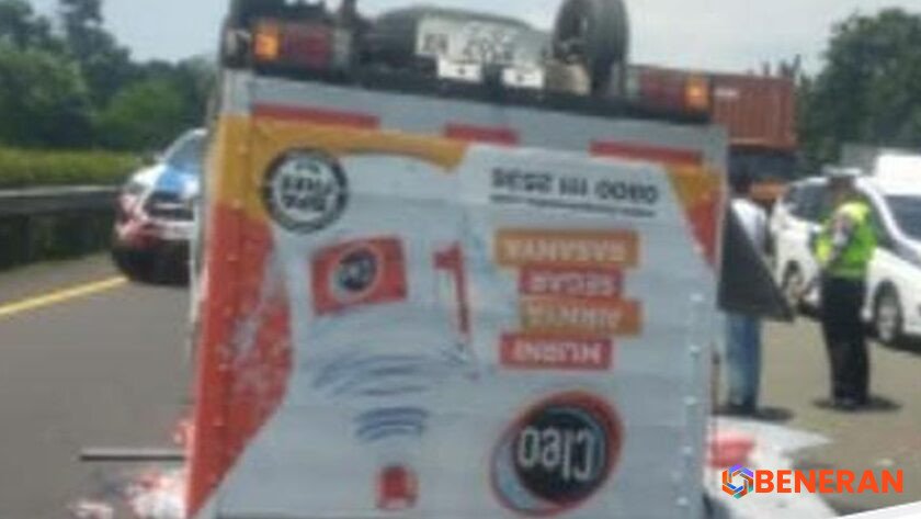 Truk Air Mineral Terguling di Tol Jagorawi: Ban Pecah Picu Kemacetan