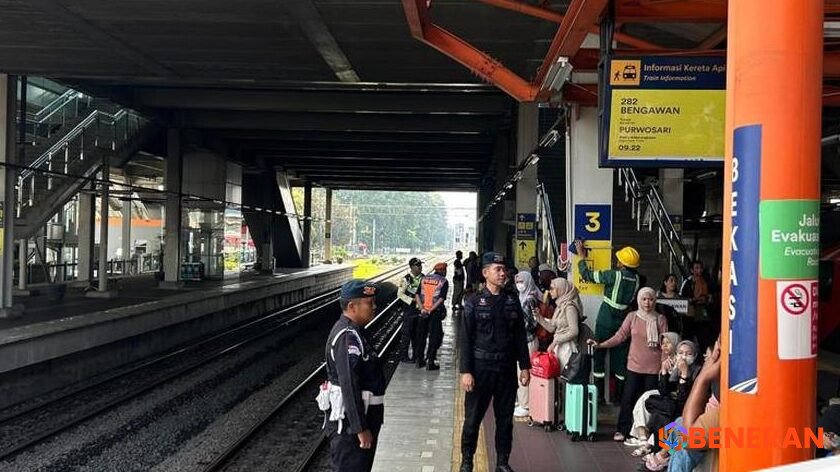 Update: Brimob Polda Metro Lakukan Pengamanan Arus Balik Lebaran di Stasiun Bekasi