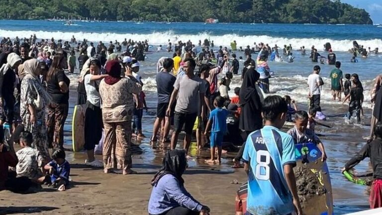 Update: H+3 Lebaran, Polisi Catat Peningkatan Pengunjung di Pangandaran-Pelabuhan Ratu