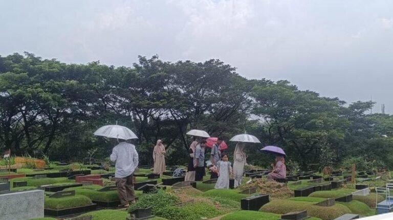 Ziarah Lebaran: TPU Tanah Kusir Padat, Lalu Lintas Tersendat