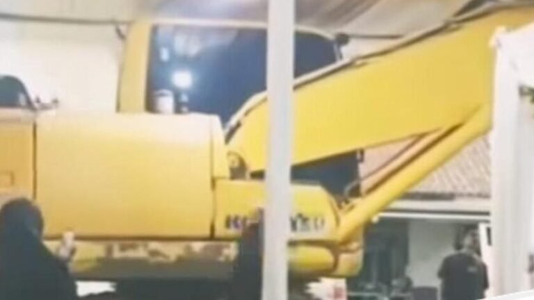 Ekskavator Lintasi Tenda Hajatan di Sleman: Momen Viral yang Mengundang Pertanyaan