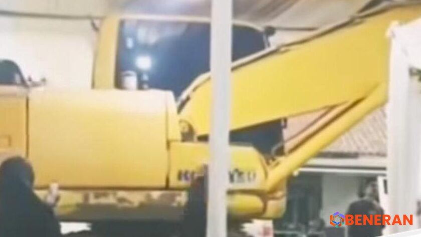 Ekskavator Lintasi Tenda Hajatan di Sleman: Momen Viral yang Mengundang Pertanyaan
