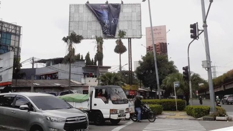 Pesan Kematian di Ruang Publik: Baliho Kontroversial Jakarta Diturunkan