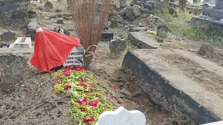 Yai Mim Berpulang: Mantan Dosen UIN Malang Dimakamkan di Blitar