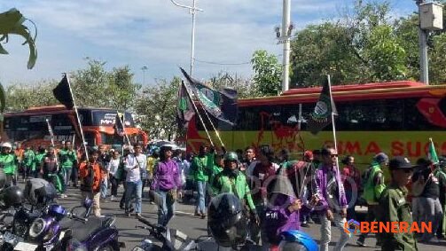 Arus May Day: Bus Pengangkut Buruh Penuhi Jalanan Jakarta Menuju Monas