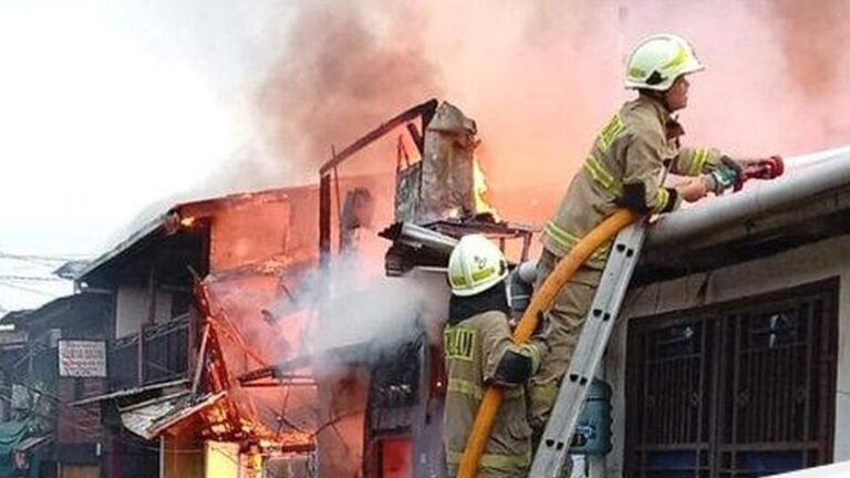 Kobaran Api Lalap Rumah di Jatinegara, Asap Tebal Selimuti Langit Jakarta Timur