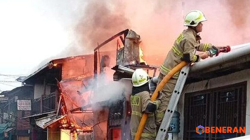 Kobaran Api Lalap Rumah di Jatinegara, Asap Tebal Selimuti Langit Jakarta Timur