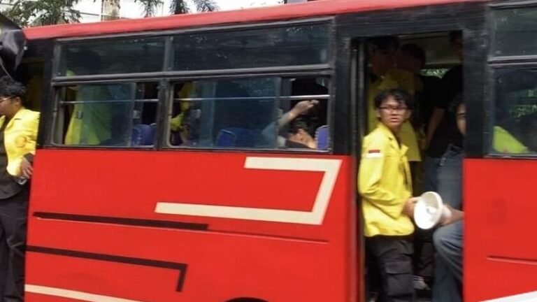 BEM UI Gelar Aksi di Bundaran HI, Mahasiswa Manfaatkan Angkutan Publik
