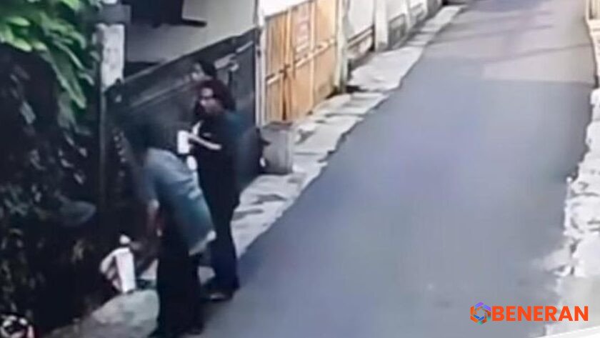 Kekecewaan Berujung Api: Pengamen Bakar Pagar Rumah Warga di Bekasi