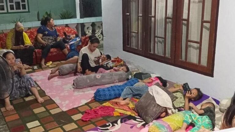 Palu Dihantui Gempa M 6,7: Warga Pilih Bertahan di Luar Rumah