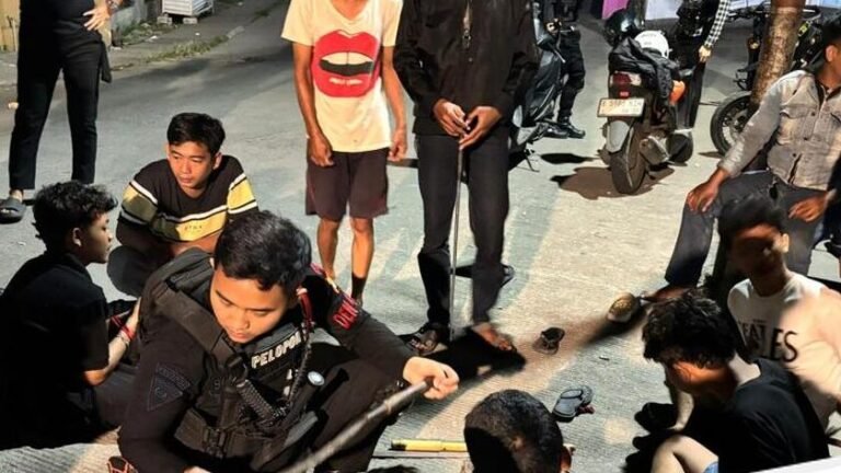 Polisi Gagalkan Tawuran di Bekasi: Dua Pemuda Ditangkap dengan Sajam
